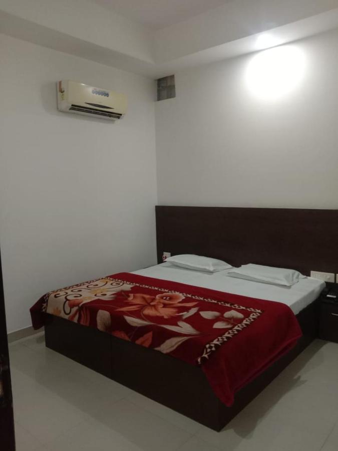 Supreme Guest House By Wb Inn Агра Экстерьер фото