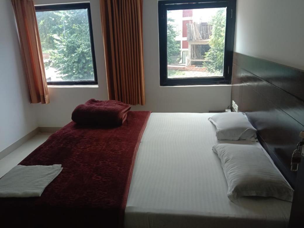 Supreme Guest House By Wb Inn Агра Экстерьер фото