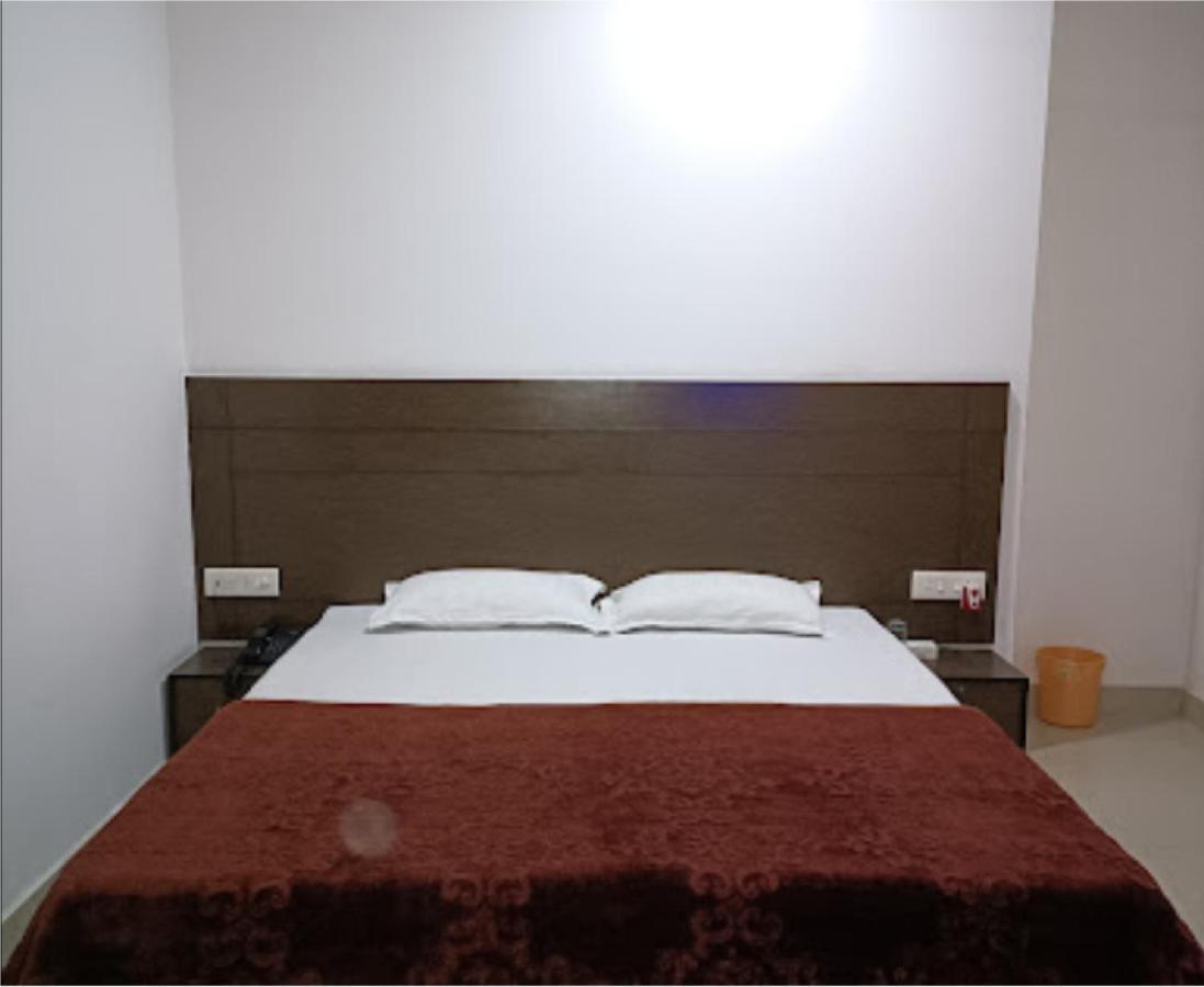 Supreme Guest House By Wb Inn Агра Экстерьер фото