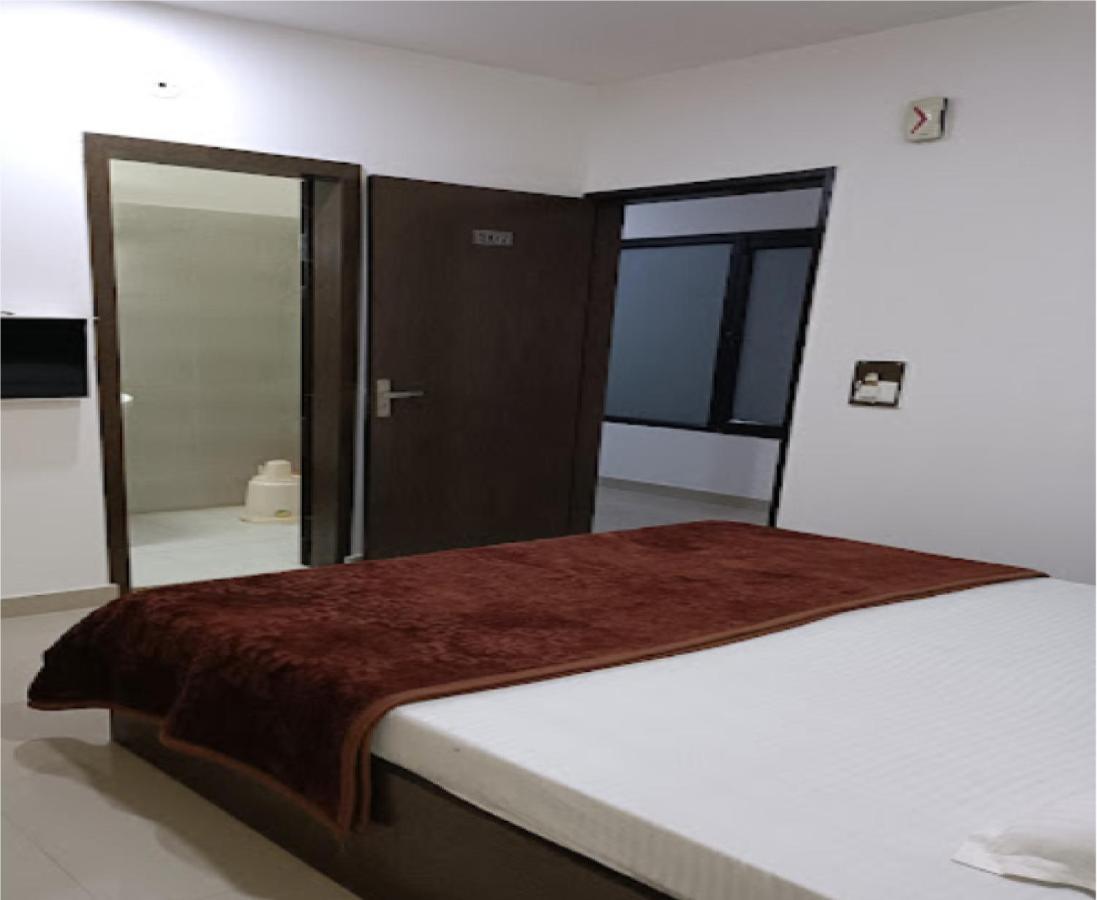 Supreme Guest House By Wb Inn Агра Экстерьер фото